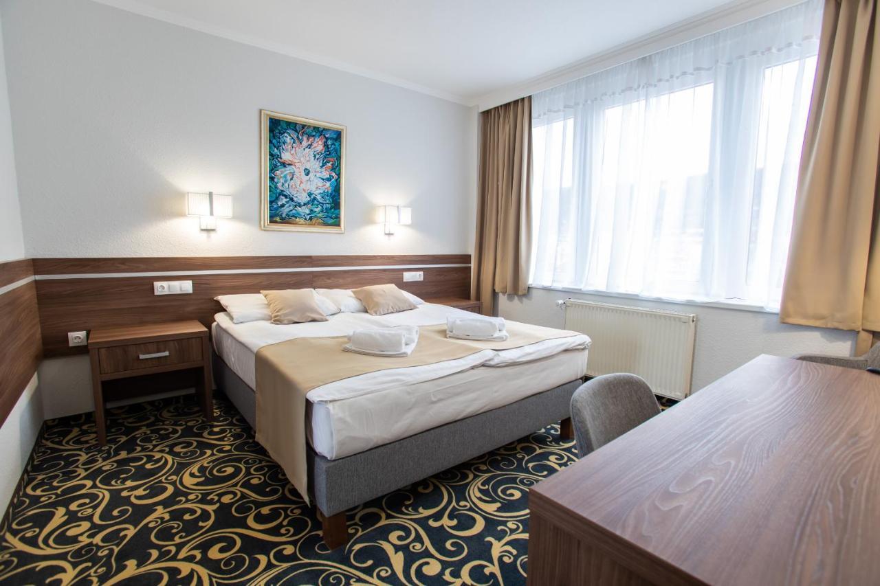 Hotel Arpad Татабанья Экстерьер фото