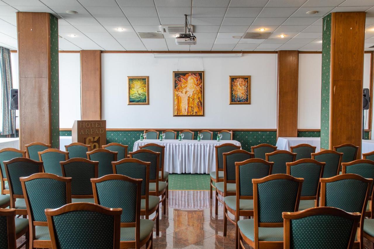 Hotel Arpad Татабанья Экстерьер фото