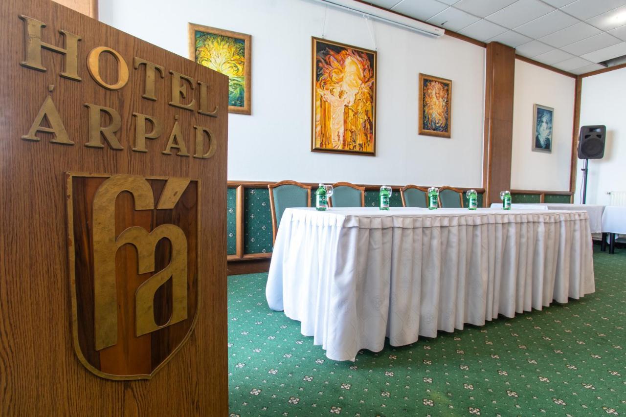 Hotel Arpad Татабанья Экстерьер фото