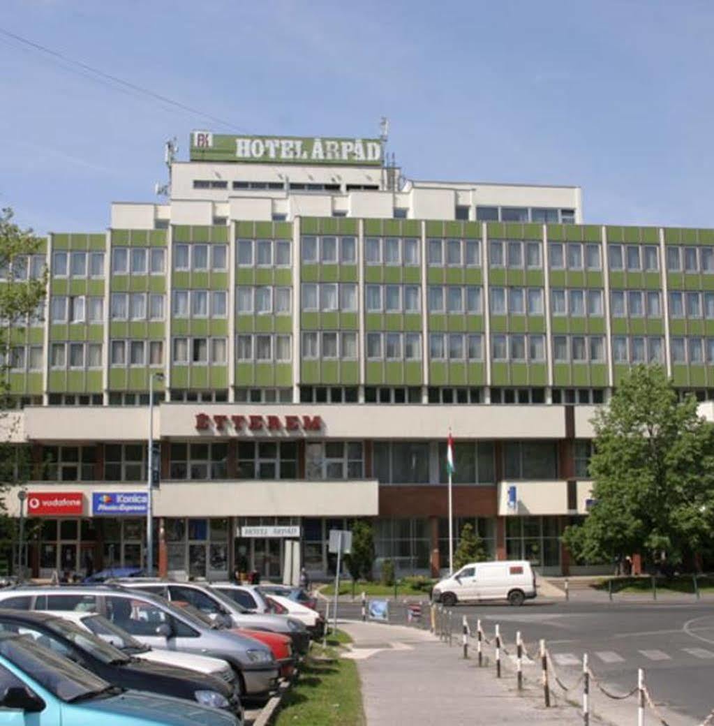 Hotel Arpad Татабанья Экстерьер фото