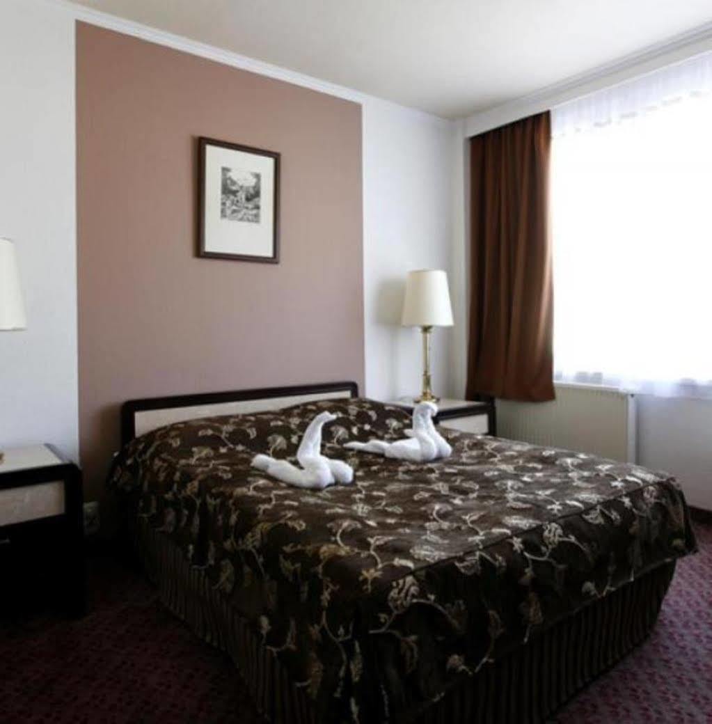 Hotel Arpad Татабанья Экстерьер фото